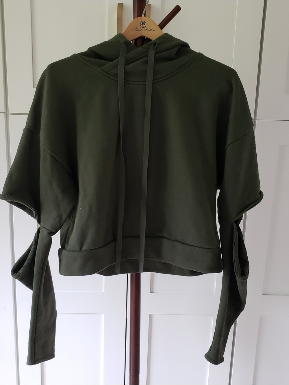 ALO Yoga Olive Drawstring Hooded Crop Sweatshirt with Tie Sleeves